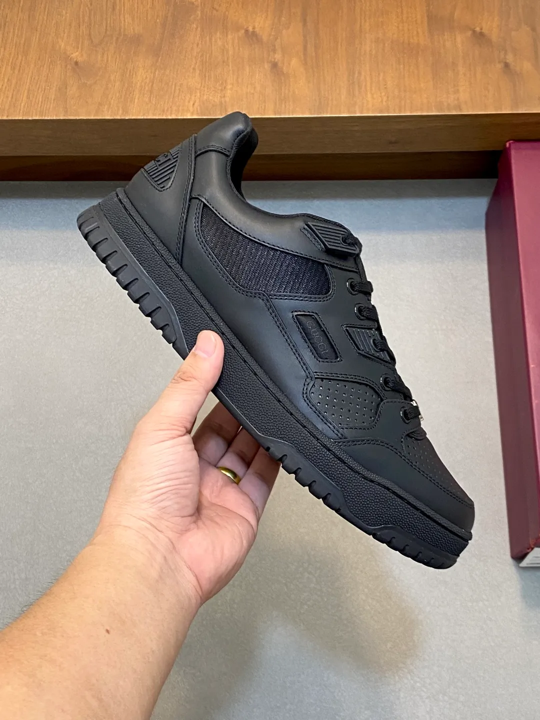 Men's Shoes 💰660 𝐆𝐮𝐜𝐜𝐢 𝐑𝐞-𝐖𝐞𝐛 As the first sneaker created by Sabato De Sarno for Gucci, the Re-Web series reinterprets the brand's classic stripes and sets off the modern silhouette design with bold and unique details. These shoes are crafted from white leather. This new sneaker is ingeniously decorated with many of the brand's classic details, and is equipped with a bright red and green webbing tongue, which will make people fall in love at first sight. White leather treated with a special process for softness and luster, with an embossed grainy texture. Script Gucci logo and interlocking G web label with Interlocking G and script Gucci logo. Rubber outsole with interlocking G detail eyelets. Web tongue. Size: 39-44 (customized for sizes 38 and 45)